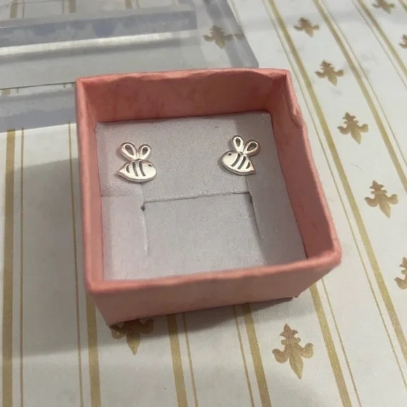NIP Dainty Bee Stud Earrings in Silver - Picture 2 of 2